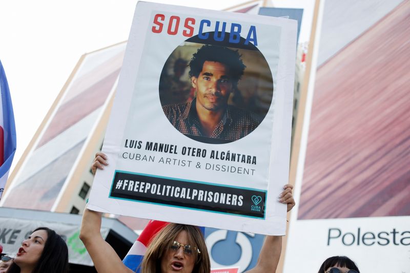 &copy; Reuters. FILE PHOTO: A person holds a sign in support of Cuban artist Luis Manuel Otero Alcantara on a street as the ninth Summit of the Americas takes place, in Los Angeles, California, U.S. June 7, 2022. REUTERS/Daniel Becerril/File Photo