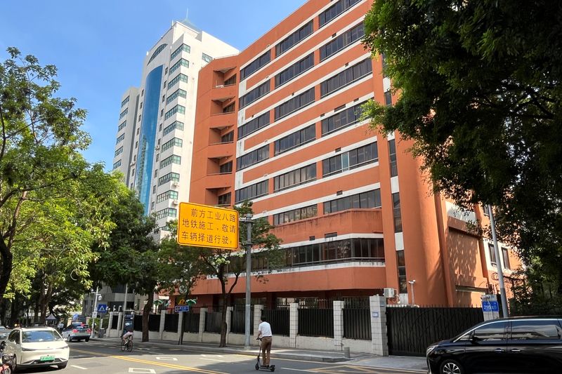 © Reuters. A general view of Shenzhen Japanese School, following the death of a 10-year-old child after being stabbed by an assailant on the way to the school, in Shenzhen, Guangdong province, China September 19, 2024. REUTERS/David Kirton