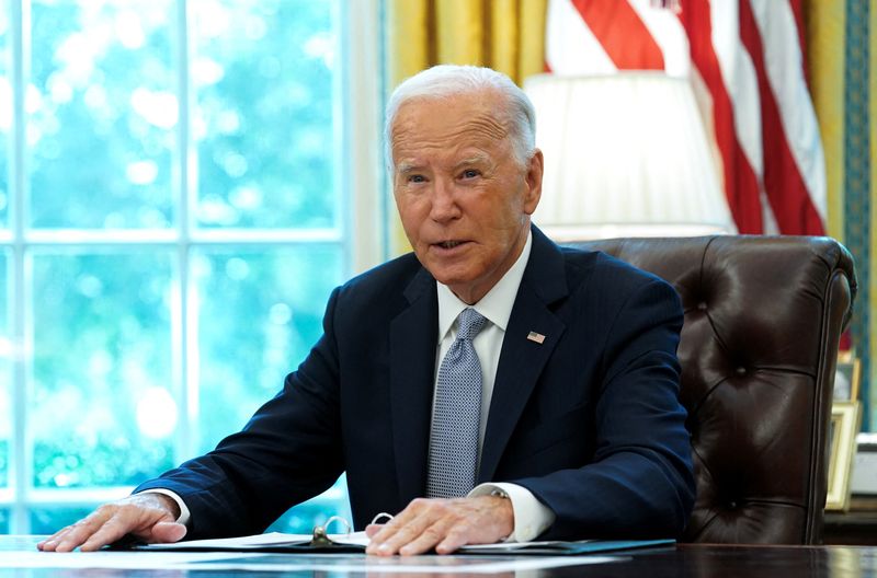 &copy; Reuters. U.S. President Joe Biden speaks to reporters before receiving a briefing regarding the ongoing wildfire season response and federal efforts to reduce wildfire risk, at the White House in Washington, U.S., September 17, 2024. REUTERS/Kevin Lamarque/File Ph