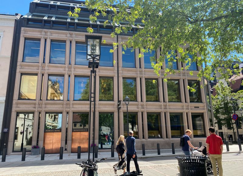 &copy; Reuters. FILE PHOTO: A view shows the building of Norway’s central bank (Norges Bank) in Oslo, Norway, June 23, 2022.  REUTERS/Victoria Klesty/File photo