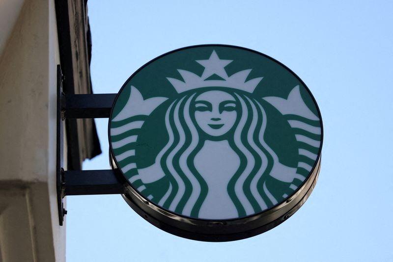 © Reuters. FILE PHOTO: Starbucks logo is displayed above their cafe in London, Britain, August 13, 2024. REUTERS/Hollie Adams/File Photo