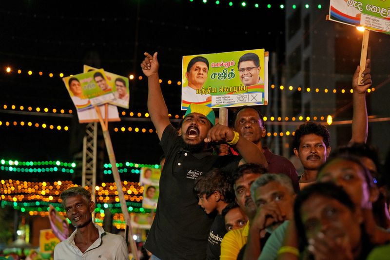 &copy; Reuters. FILE PHOTO: A supporter reacts during an election campaign rally for Sajith Premadasa, leader of the Samagi Jana Balawegaya (SJB) party, ahead of the presidential election, in Colombo, Sri Lanka September 18, 2024. REUTERS/Thilina Kaluthotage/File Photo