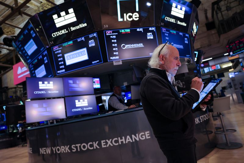 &copy; Reuters. A trader works on the trading floor at The New York Stock Exchange (NYSE) following the Federal Reserve rate announcement, in New York City, U.S., September 18, 2024. REUTERS/Andrew Kelly