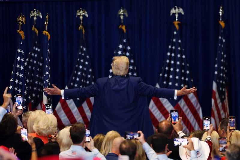 © Reuters. Republican presidential nominee and former U.S. President Donald Trump gestures during a rally at Nassau Veterans Memorial Coliseum, in Uniondale, New York, U.S., September 18, 2024. REUTERS/Brendan McDermid