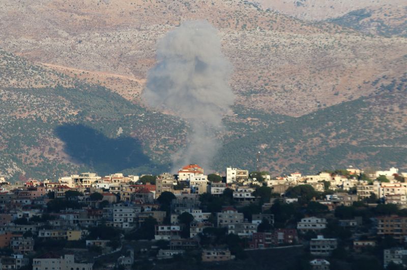 &copy; Reuters. Fumo dalla città di Khiam, nel sud del Libano, durante le ostilità transfrontaliere tra Hezbollah e le forze israeliane, da Marjayoun, vicino al confine con Israele, 18 settembre 2024. REUTERS/Karamallah Daher