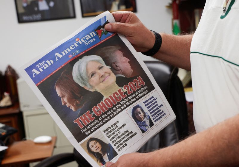 &copy; Reuters. The Arab American News publisher Osama Siblani shows the newspaper cover with the lead story of  'the electoral voice of Arabs and Muslims in Michigan' in Dearborn, Michigan U.S., September 18, 2024.  REUTERS/Rebecca Cook