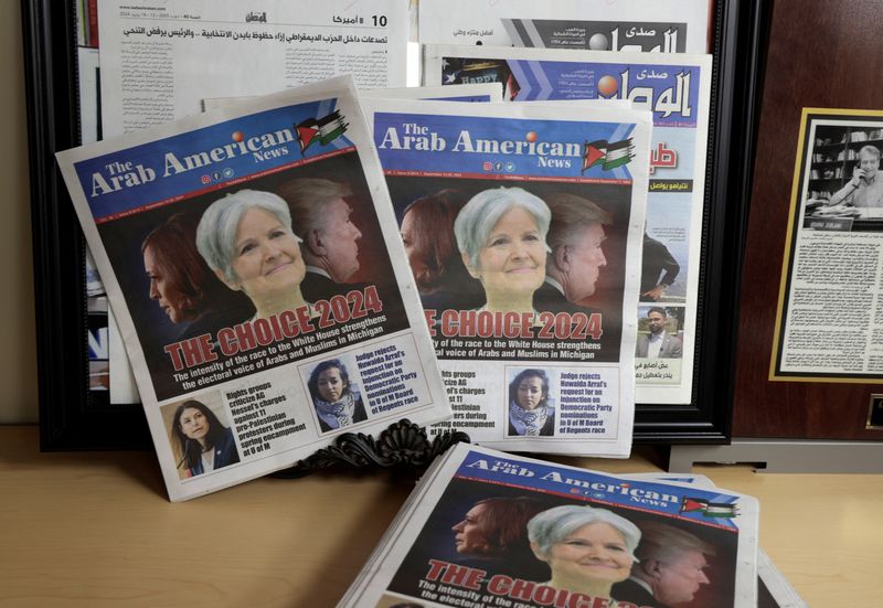 © Reuters. The front cover of the Arab American News with the lead story of  ‘the electoral voice of Arabs and Muslims in Michigan’ is seen in the newspaper's office in Dearborn, Michigan U.S., September 18, 2024.  REUTERS/Rebecca Cook