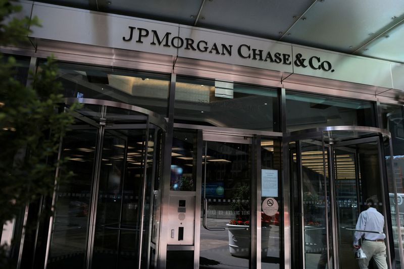 © Reuters. FILE PHOTO: A person enters the JPMorgan Chase & Co. New York Head Quarters in Manhattan, New York City, U.S., June 30, 2022. REUTERS/Andrew Kelly/File Photo