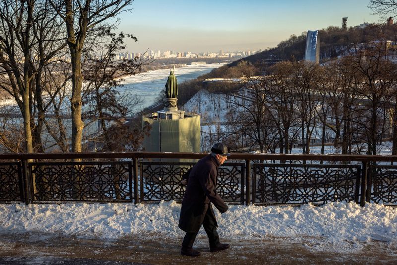 &copy; Reuters. Homem caminha perto do rio Dnipro em Kiev, na Ucrânian17/01/2024 REUTERS/Thomas Peter