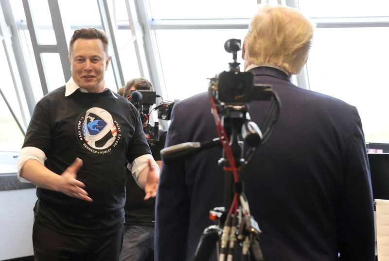 © Reuters. Donald Trump and Elon Musk tour the Firing Room Four after the launch of a SpaceX Falcon 9 rocket and Crew Dragon spacecraft on NASA's SpaceX Demo-2 mission to the International Space Station from NASA's Kennedy Space Center in Cape Canaveral, Florida, U.S. May 30, 2020. REUTERS/Jonathan Ernst/File Photo