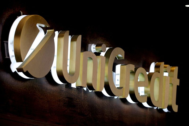 © Reuters. FILE PHOTO: The UniCredit bank logo in the old city centre of Siena, Italy,  June 29, 2017. REUTERS/Stefano Rellandini/File Photo