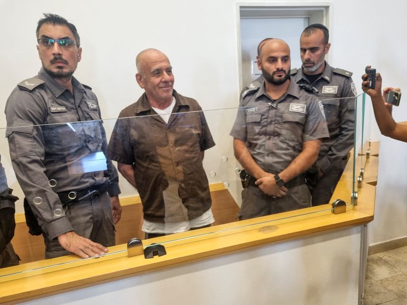 © Reuters. Israeli citizen Moti Maman stands in a courtroom after he was accused by Israeli security services of involvement in an Iranian-backed assassination plot targeting prominent people including Israeli Prime Minister Benjamin Netanyahu, in Beersheba District Court in southern Israel, September 19, 2024. REUTERS/Stringer