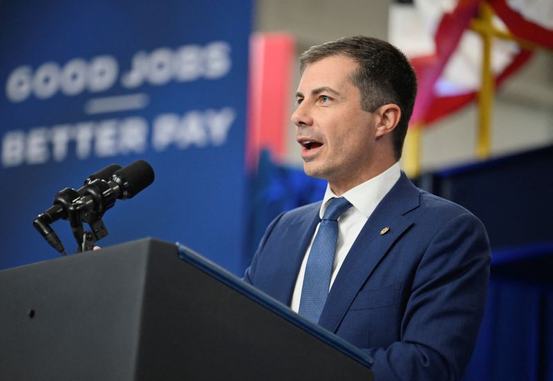 &copy; Reuters. U.S. Transportation Secretary Pete Buttigieg speaks at the United Association Local 190 Training Center in Ann Arbor, Michigan, U.S., September 6, 2024. REUTERS/Craig Hudson/File photo