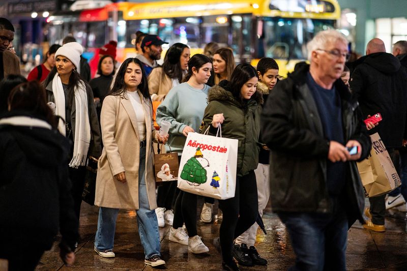 © Reuters. People make their way as they carry their shopping bags during the holiday season in New York City, U.S., December 10, 2023. REUTERS/Eduardo Munoz/File Photo