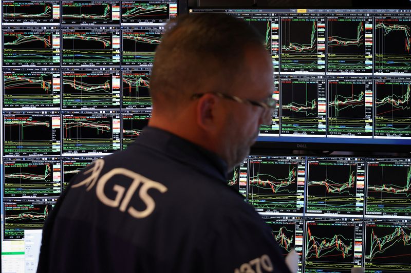 © Reuters. A trader works on the trading floor at The New York Stock Exchange (NYSE) following the Federal Reserve rate announcement, in New York City, U.S., September 18, 2024. REUTERS/Andrew Kelly/File Photo