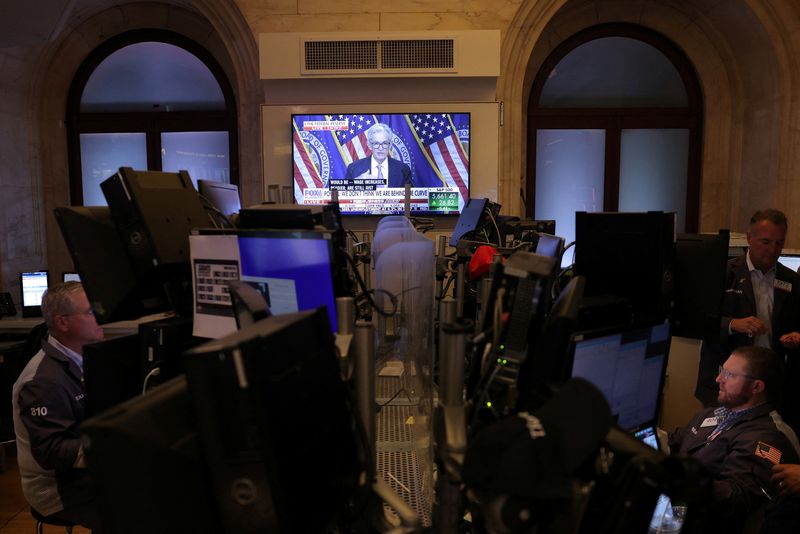 © Reuters. A screen on the trading floor at The New York Stock Exchange (NYSE) display a news conference with Federal Reserve Chair Jerome Powell following the Federal Reserve rate announcement, in New York City, U.S., September 18, 2024. REUTERS/Andrew Kelly