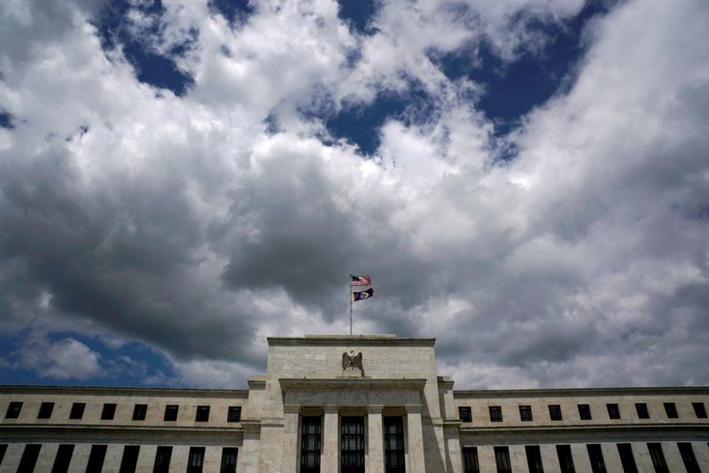 © Reuters. FILE PHOTO: Flags fly over the Federal Reserve Headquarters on a windy day in Washington, U.S., May 26, 2017. REUTERS/Kevin Lamarque/File Photo