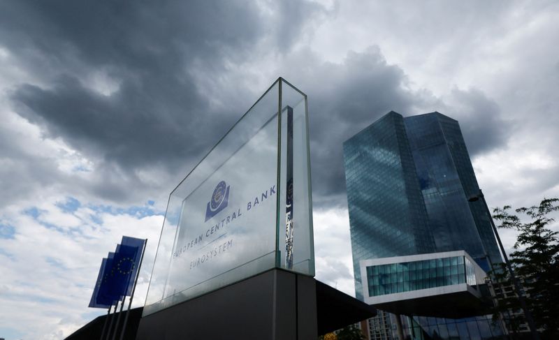 &copy; Reuters. Nuvole scure sovrastano l'edificio della Banca centrale europea (Bce) prima della riunione di politica monetaria della Bce a Francoforte, Germania, 6 giugno 2024. Foto REUTERS/Wolfgang Rattay/File Photo