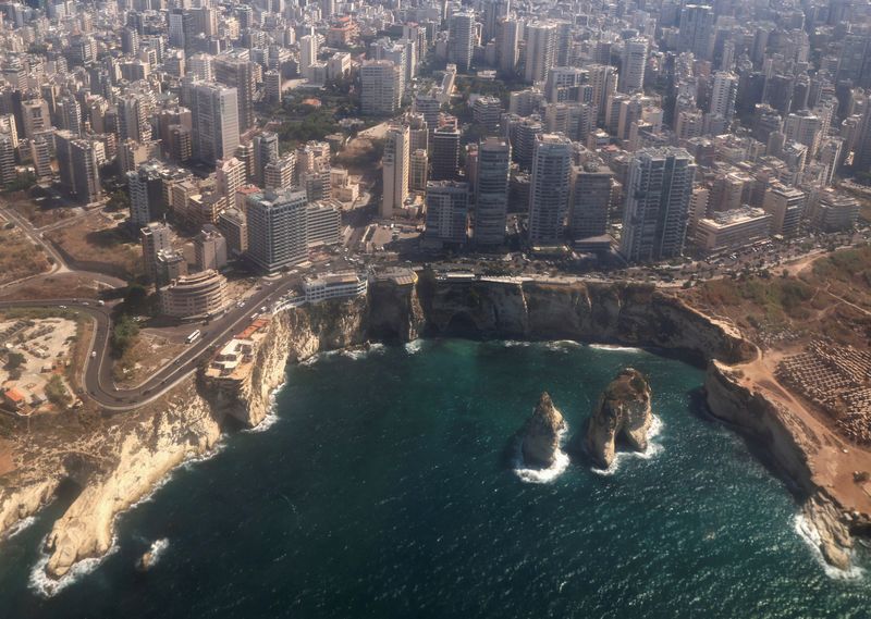 &copy; Reuters. An aerial view from an airplane window shows the coast and the Raouche Rock with a general view of the Lebanese capital Beirut, a day after hand-held radios used by the armed group Hezbollah detonated across Lebanon's south, Lebanon September 19, 2024. RE