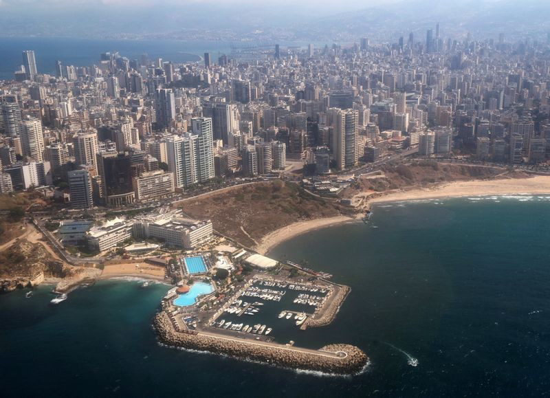 &copy; Reuters. Una veduta aerea dal finestrino di un aereo mostra la capitale libanese Beirut, un giorno dopo le esplosioni delle radio portatili utilizzate dal gruppo armato Hezbollah nel sud del Libano, Libano 19 settembre 2024. REUTERS/Amr Abdallah Dalsh 