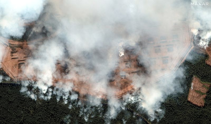 © Reuters. A satellite image shows ammunition bunkers on fire after the explosion, amid the Russia-Ukraine conflict, in Toropets, Tver region, Russia, September 18, 2024.  Maxar Technologies/Handout via REUTERS/File Photo