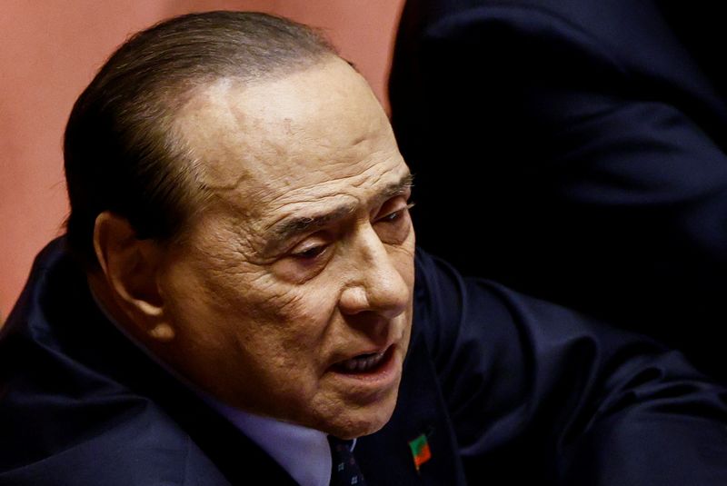 &copy; Reuters. Il leader di Forza Italia ed ex presidente del Consiglio Silvio Berlusconi assiste a una seduta della Camera alta del Parlamento in vista del voto di fiducia per il nuovo governo, a Roma, 26 ottobre 2022. REUTERS/Guglielmo Mangiapane/Foto d'archivio