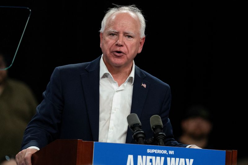 © Reuters. FILE PHOTO: Democratic vice presidential nominee, Minnesota Governor Tim Walz, delivers remarks at an election campaign event in Superior, Wisconsin, U.S. September 14, 2024.  REUTERS/Erica Dischino/File Photo