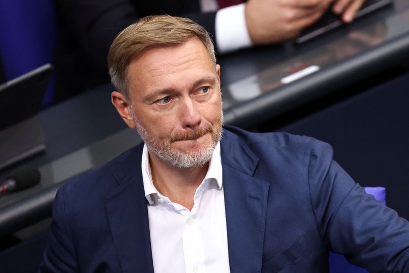 &copy; Reuters. Il ministro delle Finanze tedesco Christian Lindner assiste a una seduta della Camera bassa del Bundestag a Berlino, Germania, 12 settembre 2024. REUTERS/Liesa Johannssen