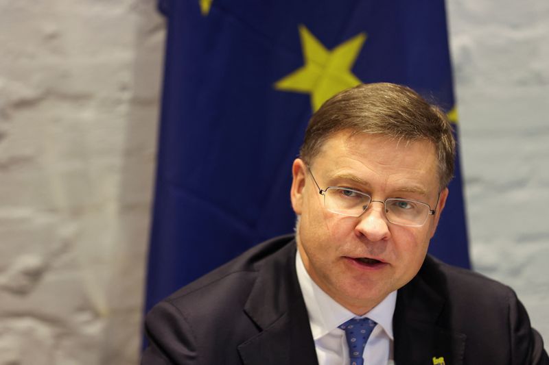 &copy; Reuters. Il vicepresidente esecutivo della Commissione europea Valdis Dombrovskis partecipa al Consiglio per il commercio e la tecnologia tra Stati Uniti e Unione europea a Lovanio, in Belgio, il 5 aprile 2024.  REUTERS/Johanna Geron/Pool