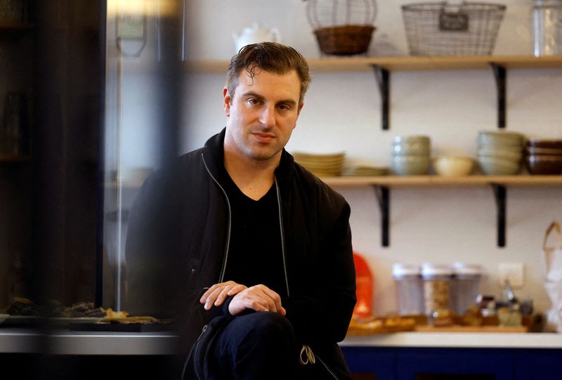 &copy; Reuters. FILE PHOTO: Airbnb CEO Brian Chesky attends an interview with Reuters in Paris, France, September 26, 2023. REUTERS/Christian Hartmann/File Photo