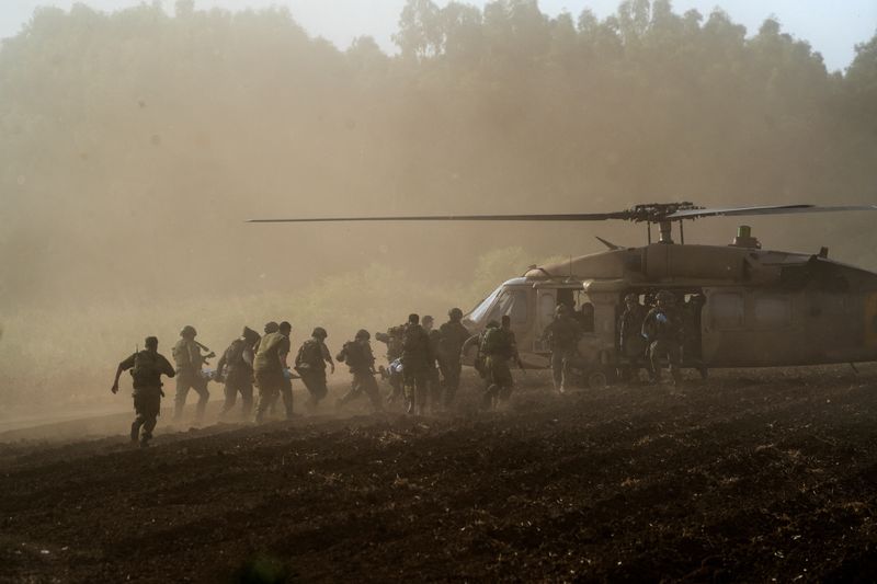 &copy; Reuters. Israel's military evacuate injured people by helicopter after an anti-tank missile was fired into Israel from Lebanon, amid cross-border hostilities between Hezbollah and Israel, near Israel's border with Lebanon in northern Israel September 19, 2024. REU