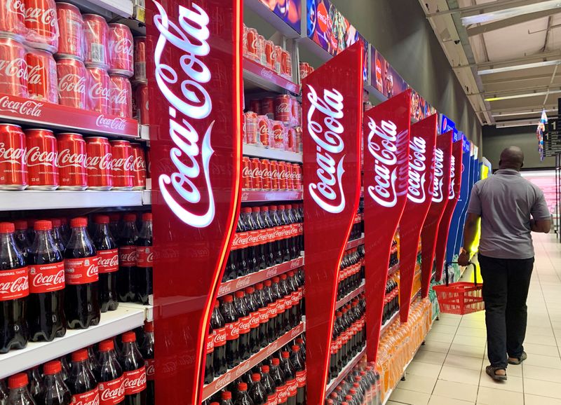 © Reuters. FILE PHOTO: A man walks past shelves of Coca-Cola bottles and cans at a Shoprite store inside Palms shopping mall in Lagos, Nigeria November 5, 2019. REUTERS/Temilade Adelaja/File Photo