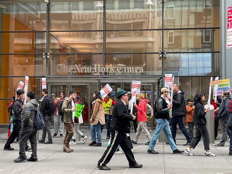 &copy; Reuters. FILE PHOTO: New York Times technology union members walk the picket line outside the company's headquarters, in New York City, U.S., October 30, 2023. REUTERS/Lananh Nguyen/File Photo