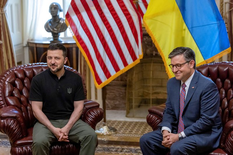 &copy; Reuters. FILE PHOTO: U.S. House Speaker Mike Johnson meets with Ukrainian President Volodymyr Zelenskiy on the sidelines of NATO's 75th anniversary summit, on Capitol Hill in Washington, U.S., July 10, 2024. REUTERS/KEVIN Mohatt/File Photo