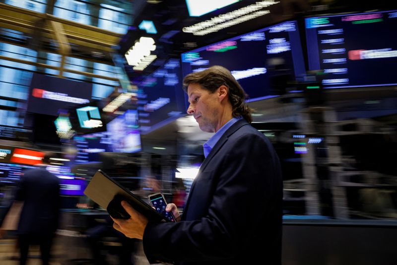 &copy; Reuters. FILE PHOTO: Traders work on the floor at the New York Stock Exchange (NYSE) in New York City, U.S., September 19, 2024.  REUTERS/Brendan McDermid/File Photo