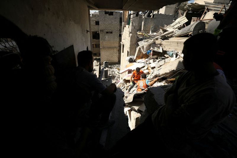 © Reuters. Rescuers work to recover the body of a Palestinian girl from under the rubble of a house hit in an Israeli strike, amid the Israel-Hamas conflict, in Gaza City September 19, 2024. REUTERS/Dawoud Abu Alkas      