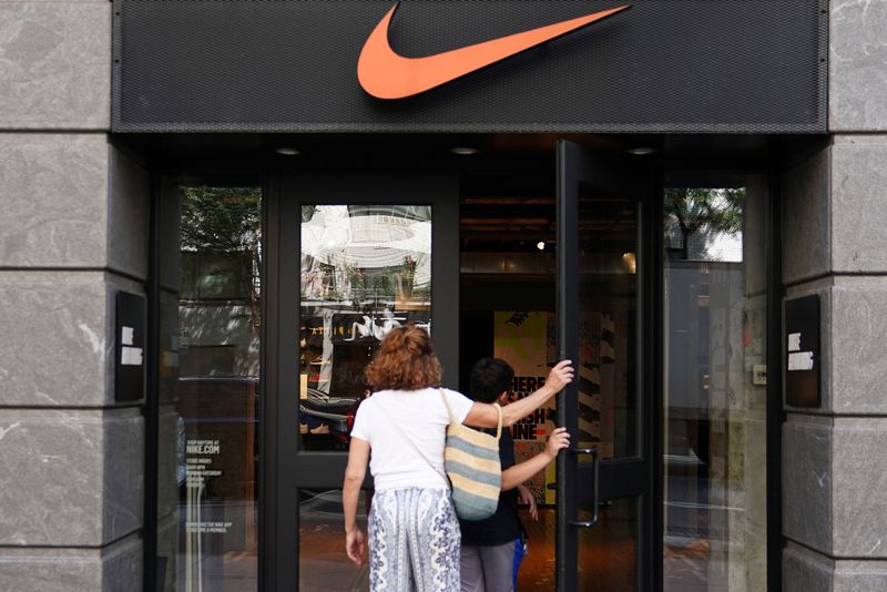 © Reuters. FILE PHOTO: People walk into a Nike store in New York City, New York, U.S., September 4, 2018. REUTERS/Carlo Allegri/File Photo