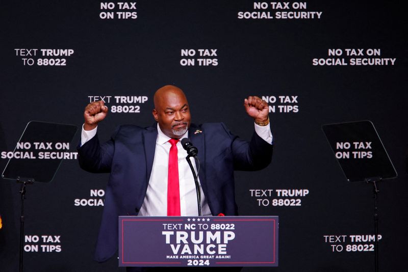 &copy; Reuters. FILE PHOTO: Republican candidate for North Carolina Governor and current North Carolina Lieutenant Governor, Mark Robinson gestures as he attends a campaign event in Asheville, North Carolina, U.S. August 14, 2024. REUTERS/Jonathan Drake/File Photo