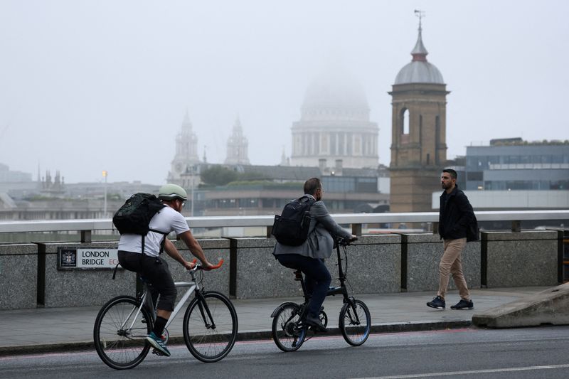 © Reuters. FILE PHOTO: Commuters cycle across London Bridge during the morning rush hour, in London, Britain, September 6, 2024. REUTERS/Mina Kim/File Photo