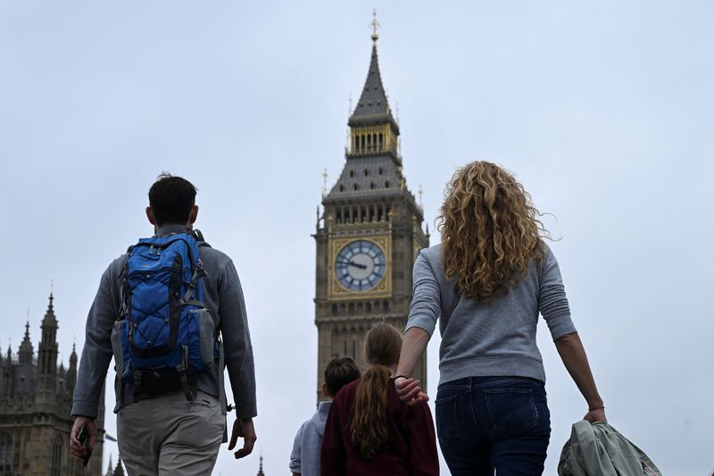 © Reuters. FILE PHOTO: People walk towards Big Ben on Westminster Bridge in Westminster, London, Britain, September 2, 2024. REUTERS/Jaimi Joy/File Photo