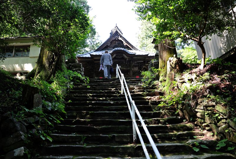 © Reuters. FILE PHOTO: A buddhist monk Benmou Suzuki makes his way to the Mikaboyama Fudoson temple in Fujioka, Gunma Prefecture, Japan September 4, 2024. REUTERS/Kim Kyung-Hoon/File Photo