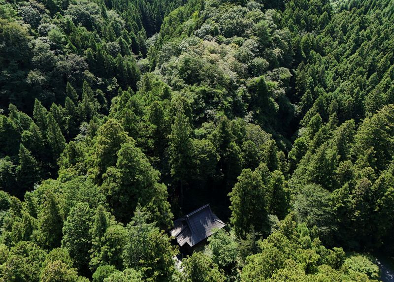 &copy; Reuters. FILE PHOTO: A drone view shows the Mikaboyama Fudoson temple in Fujioka, Gunma Prefecture, Japan September 4, 2024. REUTERS/Kim Kyung-Hoon/File Photo