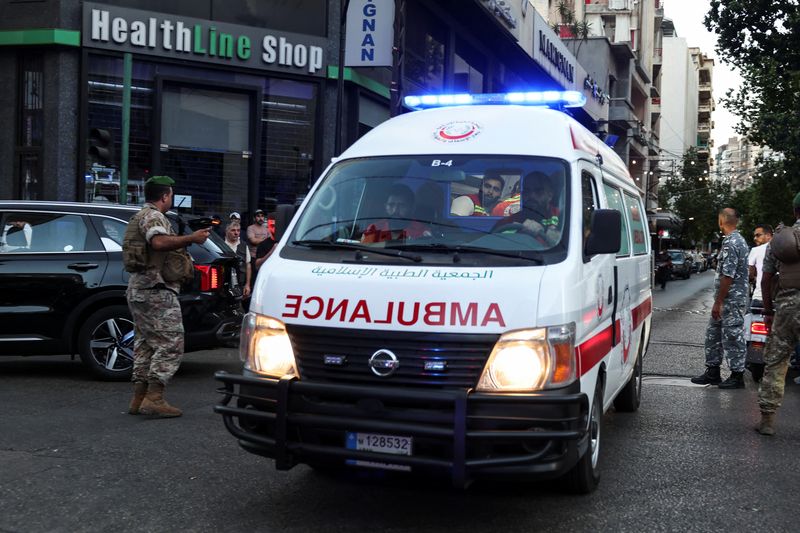 © Reuters. An ambulance arrives to American University of Beirut Medical Center (AUBMC) as more than 1,000 people, including Hezbollah fighters and medics, were wounded when the pagers they use to communicate exploded across Lebanon, according to a security source, in Beirut, Lebanon September 17, 2024. REUTERS/Mohamed Azakir/ File Photo