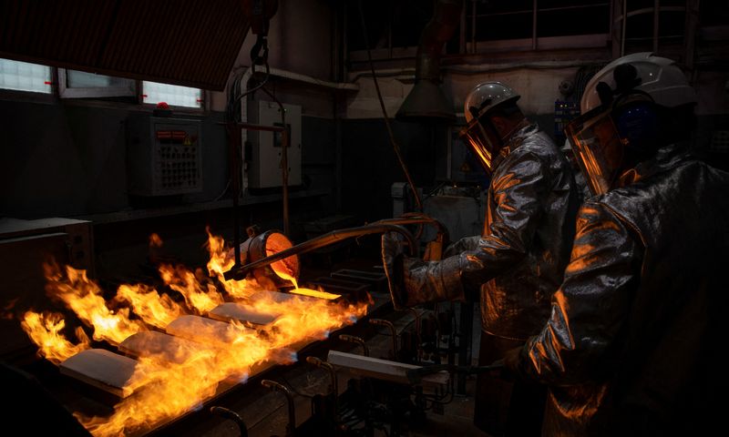 © Reuters. Employees cast ingots of 99.99 percent pure gold in a workroom during production at Krastsvetmet precious metals plant in the Siberian city of Krasnoyarsk, Russia, May 23, 2024. REUTERS/Alexander Manzyuk/ File Photo