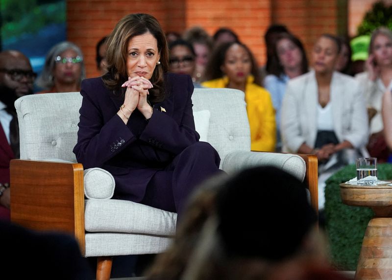 © Reuters. Democratic presidential nominee and U.S. Vice President Kamala Harris listens to a victim of a school shooting, at a campaign event in Detroit, Michigan, U.S., September 19, 2024. REUTERS/Kevin Lamarque 