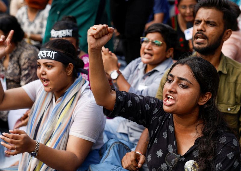 &copy; Reuters. Medics sit and chant slogans as they attend a protest condemning the rape and murder of a trainee medic at a government-run hospital, in Kolkata, India, September 10, 2024. REUTERS/Sahiba Chawdhary/ File Photo