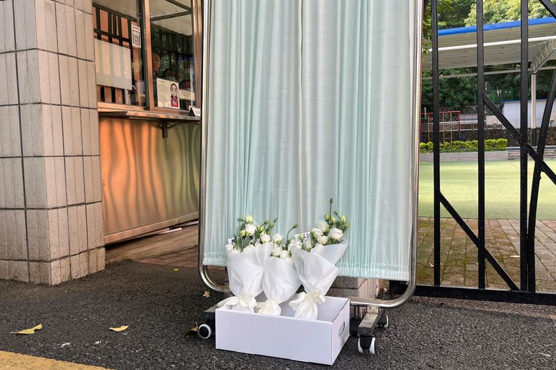 &copy; Reuters. Flower bouquets lay outside Shenzhen Japanese School, following the death of a 10-year-old child after being stabbed by an assailant on the way to the school, in Shenzhen, Guangdong province, China September 19, 2024. REUTERS/David Kirton/File Photo