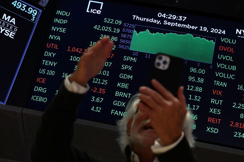 &copy; Reuters. A screen displays the Dow Jones Industrial Average after the closing bell on the floor at the New York Stock Exchange (NYSE) in New York City, U.S., September 19, 2024.  REUTERS/Brendan McDermid