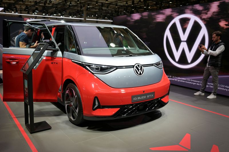 &copy; Reuters. Volkswagen's ID Buzz electric van is displayed during the IAA truck show in Hanover, Germany, September 17, 2024. REUTERS/Fabian Bimmer