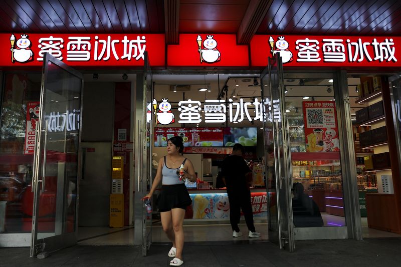 &copy; Reuters. A customer walks out of a Mixue Bingcheng bubble tea store at a shopping mall in Beijing, China September 19, 2024. REUTERS/Florence Lo